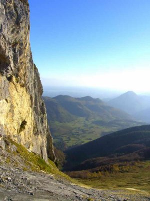 Eperon Est du Rocher d'Aran, plateau du Bnou et le Rey au loin