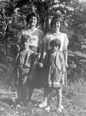 Pedro avec Mam, Christine et Hlne en 1955