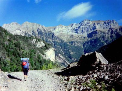 En descendant vers Burajuelo sous les regards du Taillon et des Gabitous