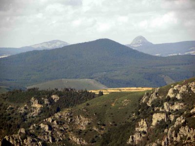 Mont Gerbier de Jonc ( droite)