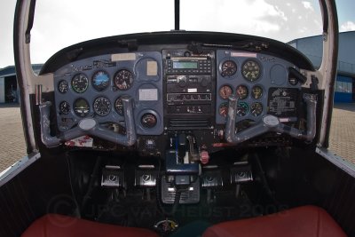 Fuji FA-200-160 cockpit