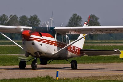 Cessna U206G - parachute dumper