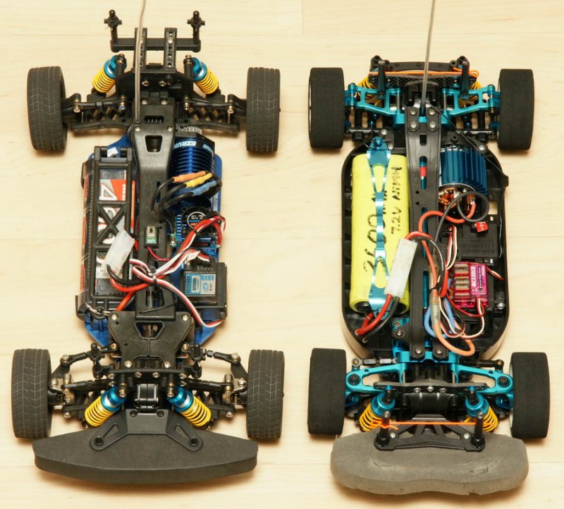 L: HL Lightning, R: Tamiya TT-01E