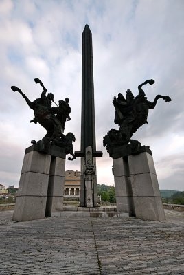 bulgaria 2009 - veliko tarnovo - monument 2.jpg