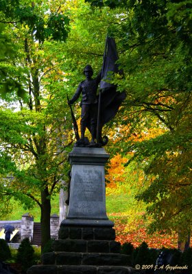 statue of generic French-Canadien patriot