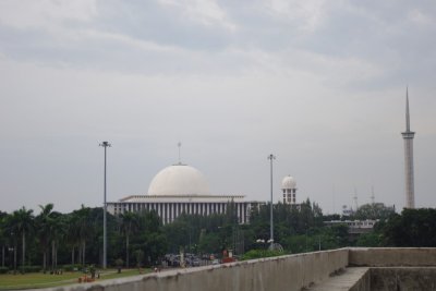 Istiqlal Mosque - National Mosque from Base of Monas.jpg