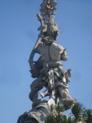 Statue at Tanah Lot.jpg