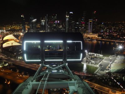 Capsule on Singapore Flyer at Night.jpg