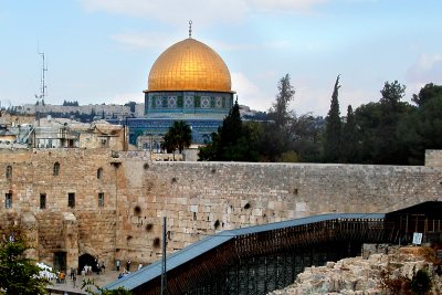 Jerusalem: The Jewish Quarter  The Western Wall to the left of the excavation site - behind it the Dome of the Rock (gold).