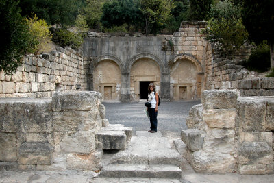 Bet Shearim: Judy in front of the burial Cave of the Coffins with a courtyard - in the necropolis