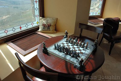 Quiet areas in the room where one can play chess...