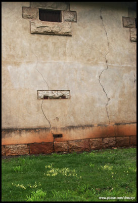 6741- cracked wall in old building