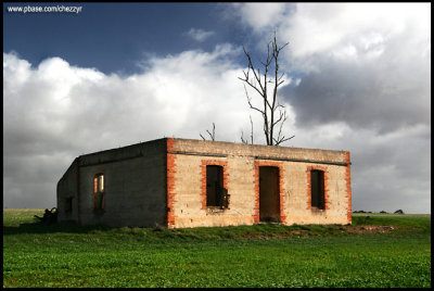 6836- ruins, abandoned house near Lake Albacutya