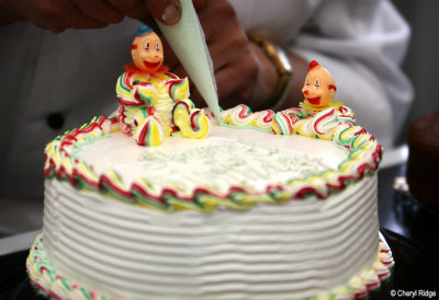 8244- working bakery - decorating clown cake