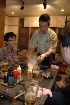 On bouffe une spcialit de Tokyo (monja)