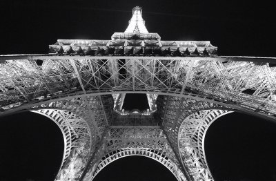 Sous la Tour Eiffel