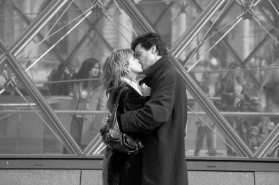 Amoureux devant le Louvre.
