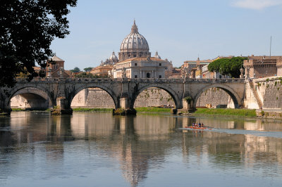 Sculling up to Ponte Sant'Angelo