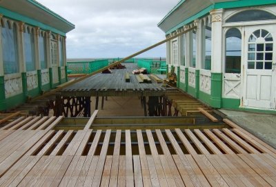 Latest Pier attraction- The Two in one
Walking the Plank and The Death Jump
(In all fairness have to say this was taken from behind locked Glass doors so no way anyone could really get to it!!!).