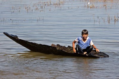 _MG_6522_boy_on_raft