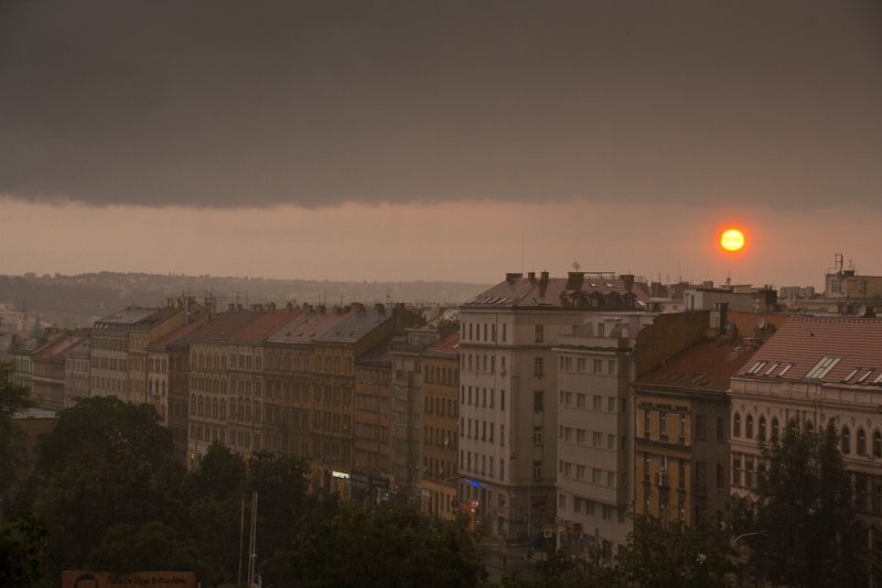 Regn, og torden, og den mest appelsingule sol jeg har sett