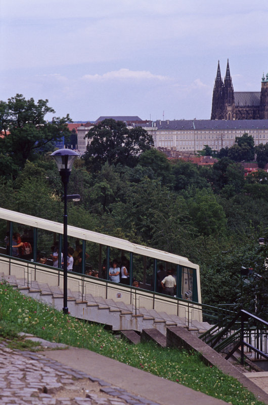 Rundt Mala Strana og opp kabelbanen på Petrin-åsen