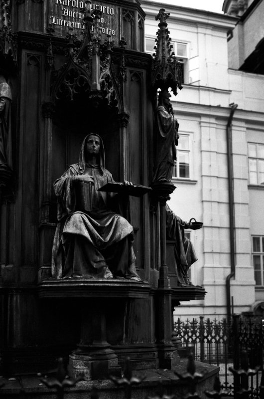 Krizovnicke Namesti, statuen av Karl IV