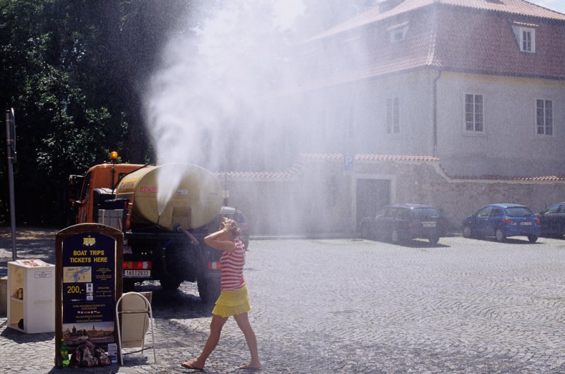 En sann lise i steikende varme; en tankbil som dusjer ut vann!