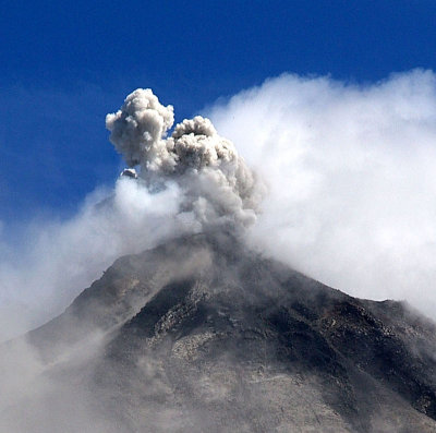 Volcan Arenal erupting