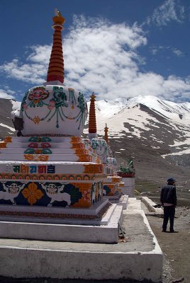 082 Stupas at Kunzam La