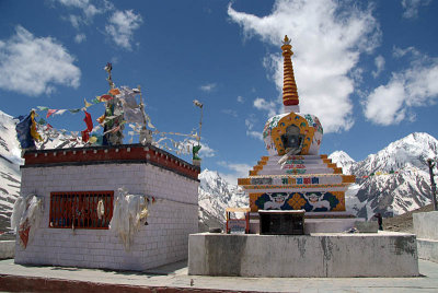084 Stupas at Kunzam La 02