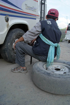 032 Tyre Change en route to Ladakh
