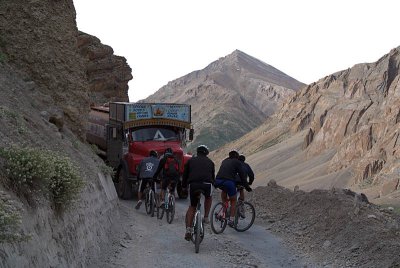 052 Bikes Meet Truck en route to Leh