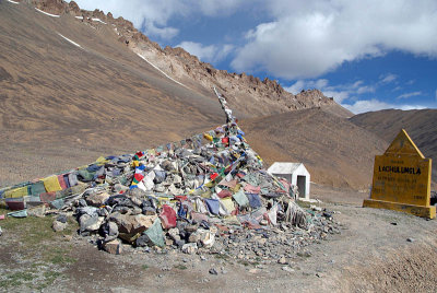 065 Prayer Flags at Lachlung La