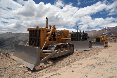 091 Bulldozers by the Road to Leh