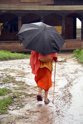 Sadhu with Umbrella Pashupatinath 02
