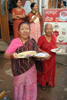 Women with Plates of Offerings Pancha Dan 02
