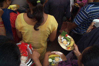 Women with Plates of Offerings Pancha Dan 07