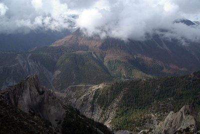 Mountains and Clouds en route to Yak Kharka 02.jpg