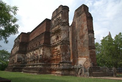 Looking at Lankatilaka Temple