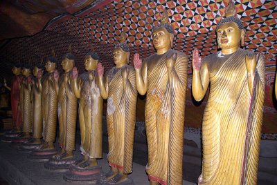 Statues and Paintings Dambulla 02