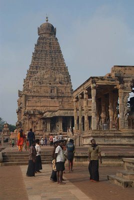 Pilgrims at Brihadeeswarar Temple 02