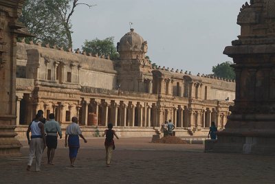 Pilgrims at Brihadeeswarar Temple 04