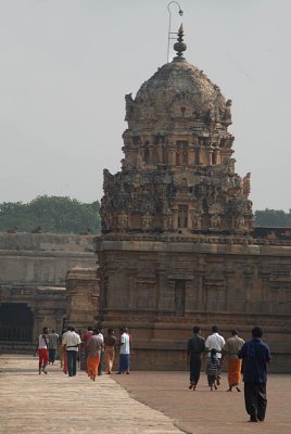 Pilgrims at Brihadeeswarar Temple 05