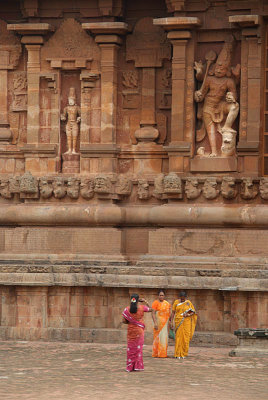 Women in Saris in front of Brihadeeswarar Temple