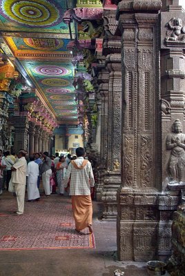 Corridor at Meenakshi Temple 02