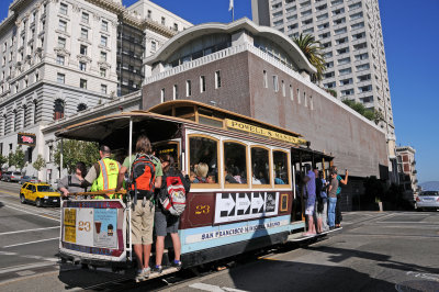 Powell Street Cable Car on Nob Hill 