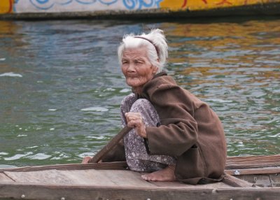 Boat woman Perfume river