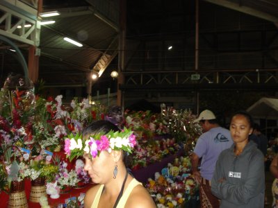 Early morning market in Papaete (6 a.m.).