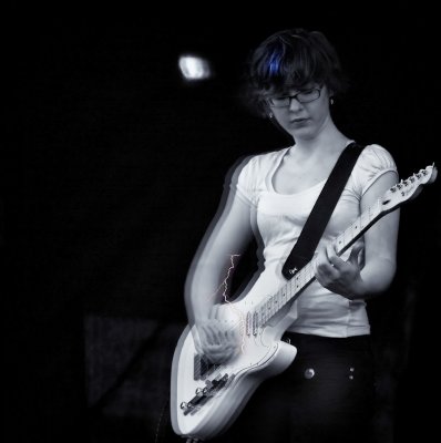Laura, lead guitar, band Velvet June
